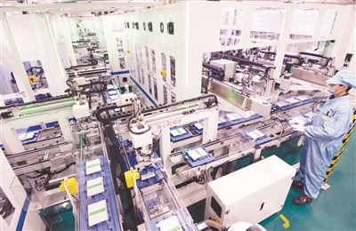 
	中國儲能網(wǎng)訊：記者日前獲悉，高新區(qū)企業(yè)力神電池公司六期新工廠自去年10月正式投產(chǎn)后，目前首條生產(chǎn)線已正式開足馬力生產(chǎn)并全部實現(xiàn)自動化和智能化，預(yù)計今年8月將實現(xiàn)4條生產(chǎn)線全部投產(chǎn)。據(jù)了解，力神電池新工廠最新產(chǎn)品——高容量三元動力電池成為這里的主打產(chǎn)品