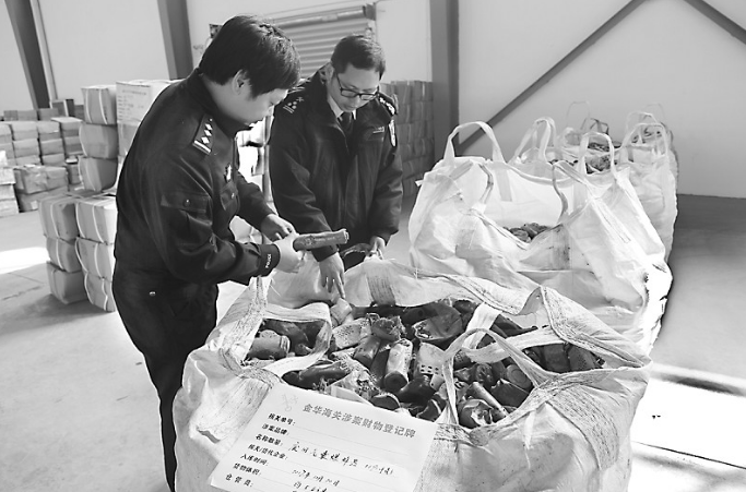 
            	記者近日從海關(guān)總署獲悉，截至目前，海關(guān)已對2017年申領(lǐng)固體廢物進口許可證的全部291家廢五金加工利用企業(yè)開展專項行動，查發(fā)問題企業(yè)31家，涉及貨值1．57億元，涉及貨物進口總量1．64萬噸。去年11月10日，海關(guān)啟動對進口廢五金行業(yè)企業(yè)的專項稽查