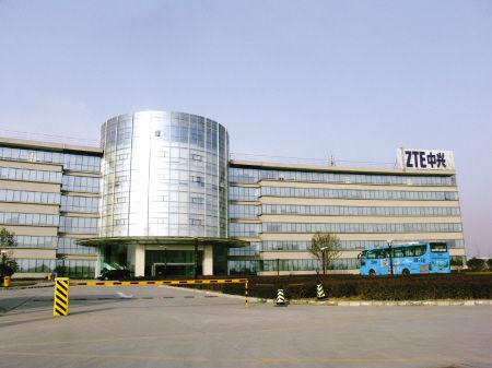 
                
	
                    
	中興通訊2月1日晚間發(fā)布2017年度業(yè)績快報稱，公司2017年實現(xiàn)營業(yè)收入約人民幣1088.20億元，較上年增長7.49%；歸屬于上市公司普通股股東的凈利潤約人民幣45.54億元，同比去年增長293.17%。

	

	對于利潤大漲，中興通訊表示，受益于全球運(yùn)營商在電信網(wǎng)絡(luò)的持續(xù)投入和集團(tuán)海外手機(jī)及政企市場的開拓，中興通訊運(yùn)營商網(wǎng)絡(luò)、消費(fèi)者業(yè)務(wù)和政企業(yè)務(wù)收入均同比增長