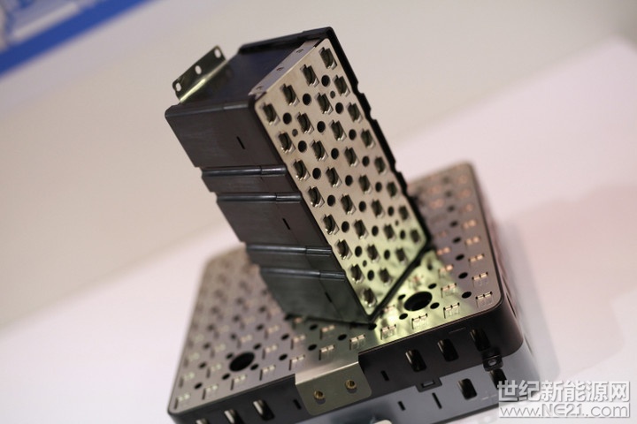 2017年,中國新能源汽車總產(chǎn)量達到82萬輛,同比增長58%。新能源汽車市場的高速增長,不僅帶動了一批整車企業(yè)布局相關(guān)產(chǎn)業(yè),也令電池配套廠商跟著沾光,其業(yè)績也出現(xiàn)了明顯的增長態(tài)勢