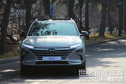 1月20日，以“把握全球變革趨勢實現(xiàn)高質(zhì)量發(fā)展”為主題的中國電動汽車百人會論壇（2018）在北京召開。論壇期間，現(xiàn)代汽車集團副會長梁雄哲與現(xiàn)代汽車集團環(huán)境技術(shù)中心高級副總裁李起相分別在現(xiàn)場介紹了現(xiàn)代汽車的環(huán)保車技術(shù)戰(zhàn)略及新一代未來型SUV NEXO