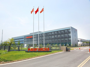 
                
	
                    
	1月28日晚間，南都電源發(fā)布公告稱，公司近期分別與徐州中聯(lián)水泥有限公司、江蘇禾友化工有限公司、江蘇倉環(huán)銅業(yè)股份有限公司等7家公司簽署合計容量為180MWh的儲能電站項目運(yùn)營管理服務(wù)合同。

	

	南都電源稱，儲能市場空間巨大，截至目前，公司儲能電站簽約總規(guī)模已超過2000MWh，投運(yùn)規(guī)模超過400MWh