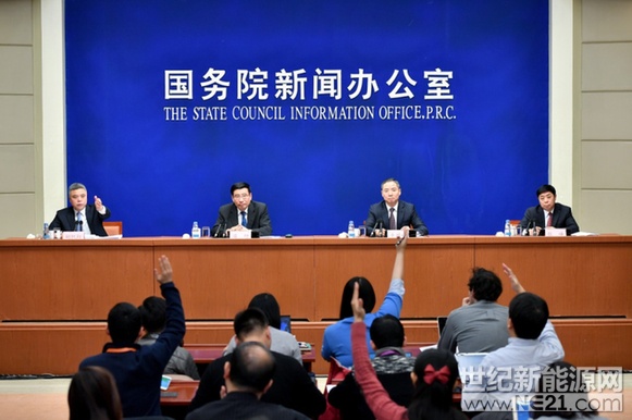 日前，國新辦舉行新聞發(fā)布會(huì)，請工業(yè)和信息化部部長苗圩，工業(yè)和信息化部副部長辛國斌，工業(yè)和信息化部總工程師、新聞發(fā)言人張峰介紹2017年工業(yè)通信業(yè)發(fā)展情況。其中，就汽車行業(yè)相關(guān)的智能網(wǎng)聯(lián)汽車、人工智能以及新能源汽車發(fā)展情況，回答記者提問