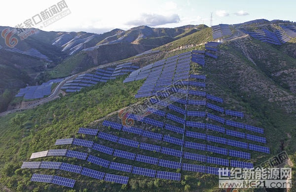 打造國內(nèi)可再生能源開發(fā)利用“樣板間”

———張家口可再生能源示范區(qū)建設(shè)成果綜述

2015年7月，國務(wù)院批復(fù)同意設(shè)立張家口可再生能源示范區(qū)。在國家、省大力支持下，在市委、市政府強力推動下，經(jīng)過兩年多的發(fā)展，示范區(qū)在體制機制創(chuàng)新、商業(yè)模式創(chuàng)新、應(yīng)用技術(shù)創(chuàng)新、規(guī)模化開發(fā)、多元化應(yīng)用、本地化消納等領(lǐng)域均取得了突破性的進展，為國內(nèi)可再生能源開發(fā)應(yīng)用提供了可復(fù)制、可推廣的成功經(jīng)驗