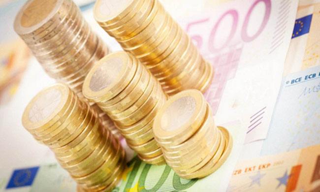 
                
	
                    
	據(jù)英國《金融時報》報道，最近幾周里，海航已開始與由新鴻基地產(chǎn)(Sun Hung Kai Properties)領(lǐng)頭的幾家開發(fā)商和其他一些投資者展開了談判，希望以其在香港前啟德機(jī)場(Kai Tak)地塊所持的地皮作為抵押，拿到15億至20億美元的貸款。

	

	上述人士補(bǔ)充稱，海航希望依仗啟德地塊的高價值借到低成本資金，正在尋求遠(yuǎn)低于市場水平的低至8%的借款利率