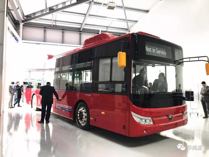 
                
	
                    
	1月30日，自中國(guó)由宇通專門為倫敦研發(fā)的第一款零排放公交車——E10亮相英國(guó)利茲。對(duì)宇通來說，打入英國(guó)市場(chǎng)特別是倫敦公交車市場(chǎng)具有指標(biāo)性的意義