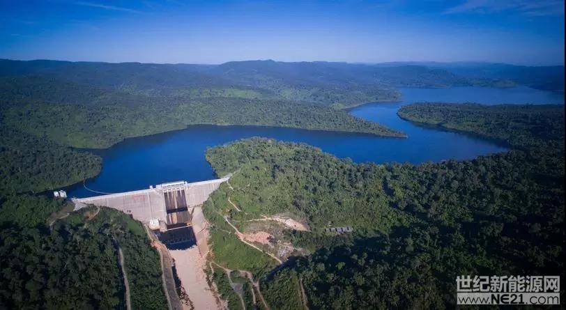 1月6日，我們推送的《 300億度四川水電面臨“投產(chǎn)即遭棄”》（←←點(diǎn)擊可查看詳情）報(bào)道后，引起了電力行業(yè)的廣泛關(guān)注和討論，并得到了江西省能源主管部門(mén)的回應(yīng)。

目前各方爭(zhēng)論的焦點(diǎn)集中于雅礱江中游水電該去哪里、受端省份是否具備接納條件、外送通道建設(shè)的真實(shí)作用、電網(wǎng)和水電企業(yè)是否在倒逼江西接受川電、水電消納是否存在省際壁壘、煤電擠壓水電外送空間，以及水電消納關(guān)鍵問(wèn)題的解決該由誰(shuí)“拍板”決定等