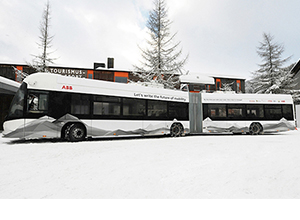 
                
	
                    
 ABB作為電動汽車快速充電領(lǐng)域的技術(shù)領(lǐng)導(dǎo)企業(yè)，通過提供領(lǐng)先的產(chǎn)品和系統(tǒng)幫助全球?qū)崿F(xiàn)更加可持續(xù)的交通方式。燃油車因產(chǎn)生溫室氣體導(dǎo)致全球變暖而逐漸被電動汽車所取代，可持續(xù)交通將在應(yīng)對氣候變化的挑戰(zhàn)中扮演至關(guān)重要的角色