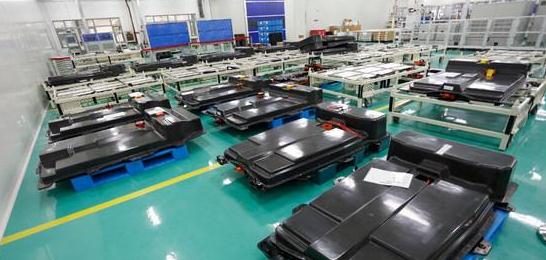 導讀：根據(jù)預測，2018年將是車用動力電池回收的小高峰。屆時，我國動力鋰電池廢舊回收市場累計廢舊動力鋰電池超過12GWh、報廢量超過17萬噸，從中回收鈷、鎳、錳、鋰、鐵和鋁等金屬所創(chuàng)造的回收市場規(guī)模將超過53億元