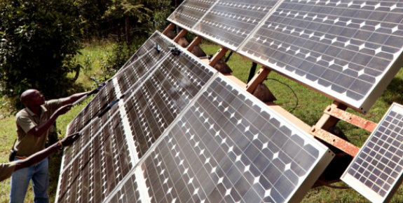 
	中國(guó)儲(chǔ)能網(wǎng)訊：據(jù)報(bào)道，世界銀行計(jì)劃將儲(chǔ)能部署作為其“擴(kuò)展太陽(yáng)能”計(jì)劃的一個(gè)組成部分，到目前為止，該計(jì)劃只側(cè)重于促進(jìn)大規(guī)模太陽(yáng)能招標(biāo)，主要是在非洲實(shí)施。


	世界銀行將在未來(lái)幾年內(nèi)推出的“可擴(kuò)展太陽(yáng)能和儲(chǔ)能”（SSS）新的計(jì)劃將在太陽(yáng)能光伏與電池儲(chǔ)能技術(shù)配套的公用事業(yè)規(guī)模招標(biāo)中開(kāi)展工作