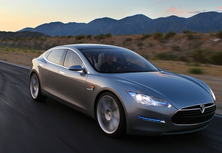 
                
	
                    
	作為電動(dòng)汽車品牌的領(lǐng)先企業(yè)，特斯拉公司身上不僅僅承擔(dān)的是做出電動(dòng)汽車那么簡(jiǎn)單，公司的動(dòng)向可以說更是代表了整體電動(dòng)汽車市場(chǎng)的動(dòng)向。目前電動(dòng)汽車存在的最大問題便是電池續(xù)航問題，特斯拉公司終于做出了一系列改變，運(yùn)用上了鋰電池