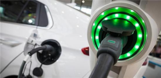 
	中國(guó)儲(chǔ)能網(wǎng)訊：據(jù)外媒報(bào)道，英國(guó)政府劃撥了4200萬(wàn)英鎊（約合5925萬(wàn)美元）的資金，用于四款不同的儲(chǔ)能研發(fā)項(xiàng)目，各個(gè)項(xiàng)目均由學(xué)術(shù)機(jī)構(gòu)（academic institution）主導(dǎo)，幫助電動(dòng)車(chē)行業(yè)解決其面對(duì)的電池難題。


	 


	麥肯錫咨詢(xún)公司（McKinsey & Company）最近一份有關(guān)的電動(dòng)車(chē)設(shè)計(jì)的報(bào)告