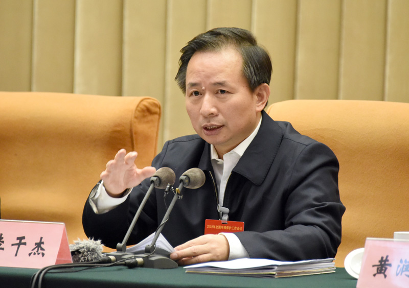 


	
		
	
		　　李干杰強調，要以習近平新時代中國特色社會主義思想為指導，全面貫徹黨的十九大精神，堅決打好污染防治攻堅戰(zhàn)，持續(xù)改善生態(tài)環(huán)境質量，滿足人民日益增長的優(yōu)美生態(tài)環(huán)境需要。
	
		　　2月2日—3日，環(huán)境保護部在京召開2018年全國環(huán)境保護工作會議，深入學習貫徹習近平新時代中國特色社會主義思想和黨的十九大精神，認真落實中央經濟工作會議部署，總結黨的十八大以來和2017年工作進展，謀劃打好污染防治攻堅戰(zhàn)，安排部署2018年重點工作