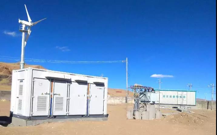 
	中國儲能網(wǎng)訊：也許你很難想象一個面積比北京還大的縣城，僅靠一臺90年代建設(shè)的40kW光伏電站供電，絕大多數(shù)時候居民家里少有的電器都只是一種擺設(shè)。然而，這就是2014年前措勤縣最真實的寫照