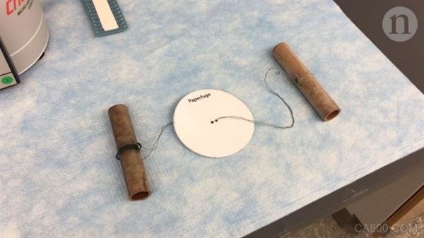 
                    
	全球科技領(lǐng)域在行將過去的2017年迎來了許多進步，而這些最新科技進步、革新的出現(xiàn)也成功幫助我們的日常生活變得更方便。下面，不妨讓我們簡單整理一下2017年出現(xiàn)的十大科技革新： 


	1. 純手動離心機Paperfuge 


	 


	斯坦福大學(xué)生物工程科學(xué)家馬努-帕卡什（Manu Prakash）利用價值僅20美分的紙盤、拉繩和手柄就制造出了簡易手動離心機Paperfuge