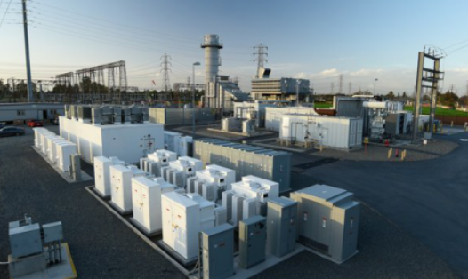 
	中國儲能網(wǎng)訊：隨著筆記本電腦和手機(jī)的爆炸式增長，大部分儲能技術(shù)的安全重點(diǎn)都集中在移動應(yīng)用上。這些應(yīng)用中使用的鋰離子電池在尺寸和密度方面受到更嚴(yán)格的限制，可能導(dǎo)致更高的風(fēng)險(xiǎn)