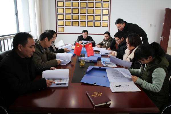 
　　農(nóng)村電氣化網(wǎng)訊：“對(duì)照細(xì)則，查閱其他黨支部的資料后，我們意識(shí)到自己的工作做得還不夠，今后還要多學(xué)習(xí)其他支部的好經(jīng)驗(yàn)、好做法，盡快迎頭趕上。”郎溪供電公司運(yùn)檢部支部書(shū)記在“互查互學(xué)”活動(dòng)結(jié)束后深有感觸地說(shuō)道