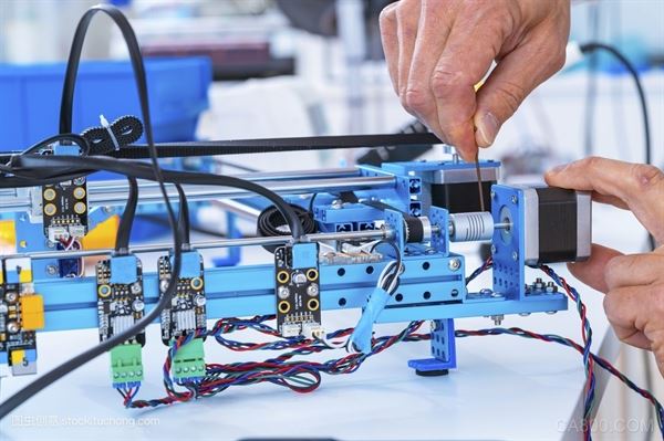 
                    
	群創(chuàng)推動自動化有成，群創(chuàng)榮譽董事長段行建表示，今年產(chǎn)線自動化比率高達70％～75％，員工總數(shù)下探5萬人，相當于10年來減少了5成人力。群創(chuàng)也將與集團一起建構(gòu)工業(yè)互聯(lián)網(wǎng)，預(yù)計2019年底實現(xiàn)面板制造+互聯(lián)網(wǎng)