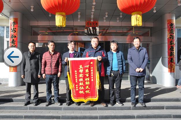 　　 中國能源網(wǎng) | “精準(zhǔn)扶貧做到家，電力志愿來幫忙；家家線路都整修，戶容戶貌大變樣……”2月7日上午，沁源供電公司機(jī)關(guān)院內(nèi)人群涌動，鼓樂齊鳴，歡歌笑語。年底了，是什么高興的事呢？原來是韓洪鄉(xiāng)韓洪村支委一班人帶著村里的秧歌隊，將一面鑲有“心系百姓解民憂，真幫實(shí)扶鼓征帆”的錦旗送到該公司負(fù)責(zé)人手中，深切表達(dá)了全村百姓對沁源供電公司幫扶的感激之情