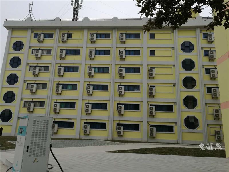 
	中國(guó)儲(chǔ)能網(wǎng)訊：兩棟6層大樓，每一層裝載的都是一排排整齊劃一的蓄電池，蓄電池總數(shù)超過(guò)10萬(wàn)節(jié)！這便是2月9日正式并網(wǎng)運(yùn)行的全國(guó)最大容量商業(yè)運(yùn)行儲(chǔ)能電站。10日，記者赴無(wú)錫新區(qū)星洲工業(yè)園采訪，著實(shí)為這個(gè)“全國(guó)最大”所震撼