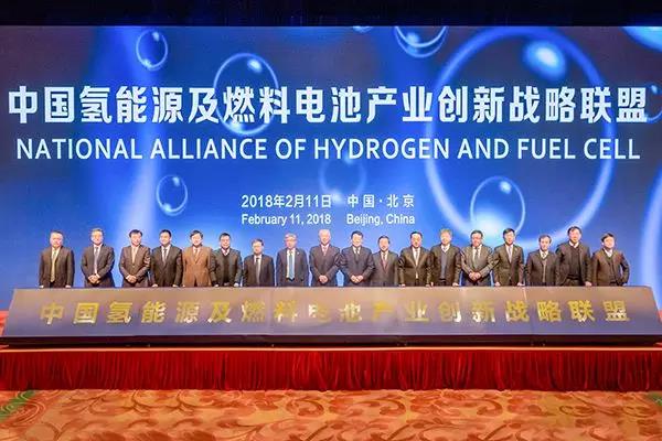 
	中國(guó)儲(chǔ)能網(wǎng)訊：在純電動(dòng)汽車(chē)產(chǎn)業(yè)獲得快速發(fā)展之后，中國(guó)另一個(gè)新興的產(chǎn)業(yè)——?dú)淠墚a(chǎn)業(yè)越來(lái)越受到政策重視，或?qū)⒂瓉?lái)下一個(gè)起飛的風(fēng)口。





	2月11日，由國(guó)家能源集團(tuán)牽頭，同濟(jì)大學(xué)、中國(guó)一汽、重工鋼研等數(shù)十家企業(yè)和科研機(jī)構(gòu)共同發(fā)起的中國(guó)氫能源及燃料電池產(chǎn)業(yè)創(chuàng)新戰(zhàn)略聯(lián)盟（簡(jiǎn)稱(chēng)中國(guó)氫能聯(lián)盟）在北京正式成立