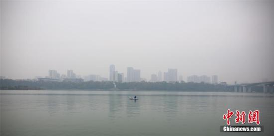 
            	近日，環(huán)保部網(wǎng)站發(fā)布廣西壯族自治區(qū)對外公開中央環(huán)境保護督察整改情況，整改情況顯示，截至2017年底，中央環(huán)境保護督察指出的七類37個問題，已完成整改22個，完成率為59％；基本完成整改6個；37個問題涉及的510個整改關鍵步驟已完成439個，完成率為86％。資料圖：1月16日，廣西柳州市被霧霾籠罩，市區(qū)灰蒙蒙一片