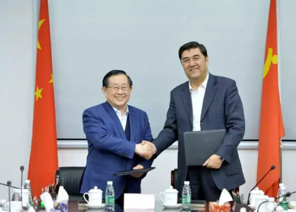 
	中國(guó)儲(chǔ)能網(wǎng)訊：2月13日，全國(guó)政協(xié)副主席、科技部部長(zhǎng)萬(wàn)鋼與國(guó)家發(fā)展改革委副主任、國(guó)家能源局局長(zhǎng)努爾·白克力共同簽署《科技部 國(guó)家能源局“科能協(xié)同”合作協(xié)議》。


	



	雙方一致表示,“科能協(xié)同”機(jī)制的建立，是科技部與國(guó)家能源局深入貫徹習(xí)近平新時(shí)代中國(guó)特色社會(huì)主義思想和黨的十九大精神、創(chuàng)新推進(jìn)能源科技工作的重要舉措，是雙方在能源領(lǐng)域科技與產(chǎn)業(yè)創(chuàng)新的新起點(diǎn)，對(duì)強(qiáng)化兩部門之間合作、實(shí)現(xiàn)產(chǎn)業(yè)需求與技術(shù)創(chuàng)新有機(jī)銜接，深入推進(jìn)能源技術(shù)革命，推動(dòng)“四個(gè)革命、一個(gè)合作”能源安全新戰(zhàn)略向縱深發(fā)展具有重要意義