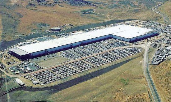 
	中國(guó)儲(chǔ)能網(wǎng)訊：據(jù)美國(guó)《汽車新聞》2月12日消息，松下北美公司CEO湯姆 格布哈特(Tom Gebhardt)表示，隨著電動(dòng)汽車需求不斷增加，松下將在全球范圍內(nèi)加大電池生產(chǎn)力。但目前的問(wèn)題是新電池工廠的選址