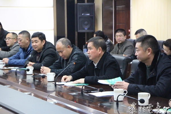 
金州電力公司董事長、總經(jīng)理呂世霖作傳達(dá)學(xué)習(xí)

圖為會議現(xiàn)場
　　農(nóng)村電氣化網(wǎng)訊：2月14日，貴州金州電力公司召開正風(fēng)肅紀(jì)“廉節(jié)”專題會，公司董事長、總經(jīng)理呂世霖在對萬峰電力公司進行春節(jié)慰問的同時，結(jié)合近日州紀(jì)委關(guān)于對6起違反中央八項規(guī)定精神典型問題的通報和關(guān)于持之以恒正風(fēng)肅紀(jì)確保春節(jié)風(fēng)清氣正的通知精神，向公司廣大中層管理干部作傳達(dá)學(xué)習(xí)，并對春節(jié)期間“廉節(jié)”的相關(guān)事宜作了強調(diào)和要求。

　　專題會上，呂世霖結(jié)合中共黔西南州紀(jì)委州紀(jì)通（2018）1號《關(guān)于對6