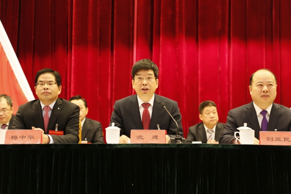 
                
	
                    
	2月22日，宜興市2017年度綜合先進表彰大會在市政府會議中心舉行，宜興市委書記沈建，市人大常委會主任劉亞民，市政協(xié)主席梅中華等領導主席臺就坐，隆重表彰全市各行各業(yè)、各條戰(zhàn)線涌現(xiàn)的先進集體、先進個人。遠東控股集團創(chuàng)始人、董事局主席、黨委書記蔣錫培受邀出席大會并摘得由宜興市委市政府頒發(fā)的“優(yōu)秀企業(yè)家”獎，遠東控股集團分列“稅收貢獻企業(yè)”、“工業(yè)五十強企業(yè)&rdquo