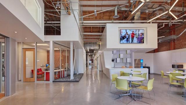 
            	美國JFAK建筑師事務所（JFAK Architects）為洛杉磯的一家環(huán)保型公司進行適應性再利用項目的改造，本次接受改造的是位于城市藝術區(qū)的LaKrez創(chuàng)新園區(qū)，被成為洛杉磯清潔技術的孵化器，這里原來是一個舊倉庫。這里的辦公室和研究機構包括政府工作人員，企業(yè)家和非營利組織