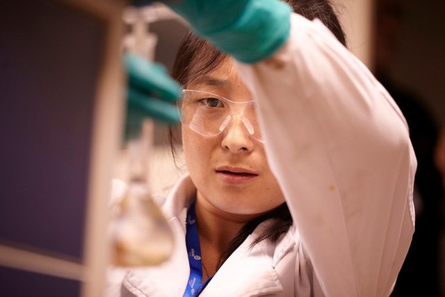 
	中國儲(chǔ)能網(wǎng)訊：新能源是電子消費(fèi)品廠商探索的關(guān)鍵方向之一，縮減電池尺寸、提升續(xù)航能力對(duì)硬件有限的內(nèi)部空間至關(guān)重要。不過，現(xiàn)階段市面上并未出現(xiàn)大規(guī)模取代鋰電池的產(chǎn)品，而且這種情況在未來20年內(nèi)或許也不會(huì)改變