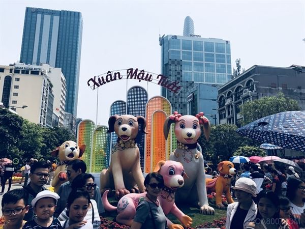 
                    
	“越南民眾從十年前沒有購買公寓樓的習(xí)慣到現(xiàn)在排隊(duì)抽號，從十年前比較空曠的道路到現(xiàn)在私家車甚至豪車隨處可見?！痹谠侥瞎ぷ魃钍嗄?，越南鈴中加工出口區(qū)（下稱“鈴中出口區(qū)”）總經(jīng)理陽開勇實(shí)實(shí)在在感受到越南老百姓的錢包鼓起來了