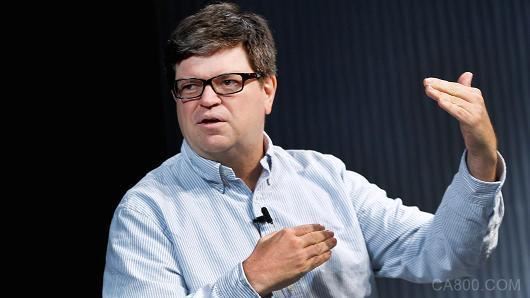 
                    
	谷歌AI掃描人眼預(yù)測心臟病 


	谷歌的野心似乎還在繼續(xù)擴(kuò)大，該公司在機(jī)器學(xué)習(xí)的助攻之下，正將目光瞄準(zhǔn)了心血管疾病。


	在《自然》子刊《生物醫(yī)學(xué)工程》雜志發(fā)表的一篇論文中，這家搜索巨頭的生命科學(xué)子公司Verily詳細(xì)地描述了一種通過掃描眼球后內(nèi)壁來預(yù)測心臟病風(fēng)險(xiǎn)的方法