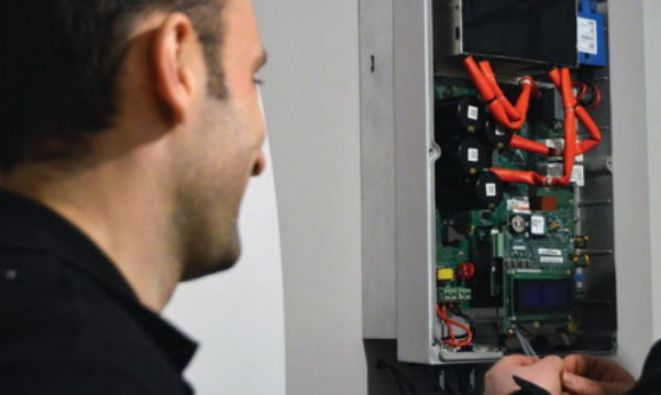 
	中國儲(chǔ)能網(wǎng)訊：以色列太陽能組件級(jí)電力電子設(shè)備制造商SolarEdge公司在過去幾年一直致力于開發(fā)自己的StorEdge太陽能電池逆變器控制系統(tǒng)。但是，在競爭激烈的全球太陽能逆變器行業(yè)中，其儲(chǔ)能業(yè)務(wù)仍占其不斷增長業(yè)務(wù)份額的很小一部分