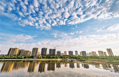 
            	經(jīng)過大力治理，河北省的大氣環(huán)境明顯好轉，空氣優(yōu)良天數(shù)逐年增加。圖為碧水藍天下的邢臺七里河美景