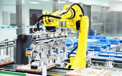 
                    
	  2017年，工業(yè)和信息化系統(tǒng)在以習(xí)近平同志為核心的黨中央堅(jiān)強(qiáng)領(lǐng)導(dǎo)下，深入貫徹落實(shí)黨中央、國務(wù)院決策部署，堅(jiān)持穩(wěn)中求進(jìn)工作總基調(diào)，以供給側(cè)結(jié)構(gòu)性改革為主線，深入推進(jìn)“放管服”改革，全面推進(jìn)制造強(qiáng)國和網(wǎng)絡(luò)強(qiáng)國建設(shè)，推動制造業(yè)從數(shù)量擴(kuò)張向質(zhì)量提高的戰(zhàn)略性轉(zhuǎn)變，工業(yè)運(yùn)行實(shí)現(xiàn)穩(wěn)中有進(jìn)、穩(wěn)中向好、好于預(yù)期，整體呈現(xiàn)質(zhì)量效益同步改善、結(jié)構(gòu)調(diào)整明顯加快、新舊動能有序轉(zhuǎn)換的良好勢頭，工業(yè)經(jīng)濟(jì)站上高質(zhì)量發(fā)展新起點(diǎn)；信息通信業(yè)保持快速發(fā)展，互聯(lián)網(wǎng)迅猛發(fā)展，數(shù)