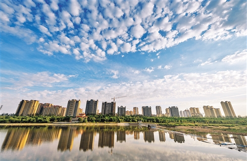 




　　經(jīng)過大力治理，河北省的大氣環(huán)境明顯好轉，空氣優(yōu)良天數(shù)逐年增加。圖為碧水藍天下的邢臺七里河美景