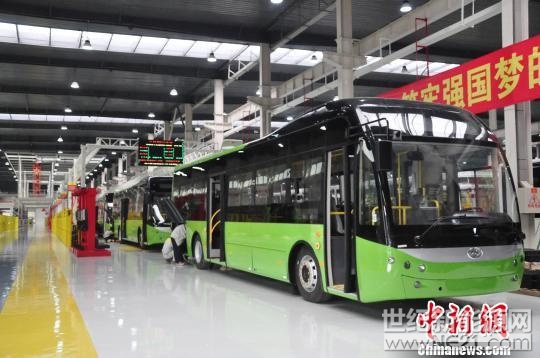 科技部部長萬鋼2月26日表示，按照國務(wù)院頒布的發(fā)展規(guī)劃，到2020年，新能源汽車年產(chǎn)量要達(dá)到200萬輛，希望下一步能夠隔年翻番，要達(dá)到這個目標(biāo)，還需要有很強(qiáng)的創(chuàng)新能力。



圖為廣西貴港市華奧新能源汽車有限公司新能源汽車生產(chǎn)作業(yè)區(qū)