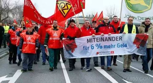 
                    
	


	 


	德系汽車三巨頭受罷工潮波及高技術(shù)工人供不應(yīng)求成工會(huì)籌碼


	本報(bào)記者 龔夢(mèng)澤


	近日，德國34年來最大規(guī)模的罷工事件終于塵埃落定。此前，代表著德國機(jī)械制造、冶金、汽車、電子產(chǎn)品雇員權(quán)益的歐洲最大公會(huì)德國金屬業(yè)工會(huì)（IG Metall）曾要求為390萬名雇員上漲6%的工資