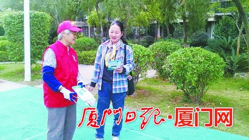 
            	在碧海藍天小區(qū)，志愿者宣傳垃圾分類。社區(qū)小朋友變身垃圾分類志愿者