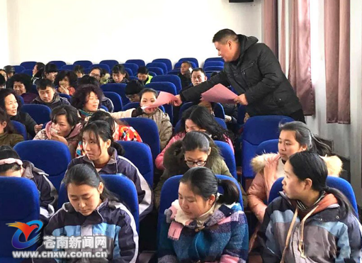 
            	近日，龍港鎮(zhèn)u艚社區(qū)在u艚二小開展垃圾分類教育培訓(xùn)活動，方城底、東浦口、橫池三個村代表和學(xué)校師生共約300人參加培訓(xùn)。據(jù)了解，龍港鎮(zhèn)自全力推進“垃圾革命”以來，大力實施“垃圾革命”進校園活動，全面提高師生垃圾分類意識，普及垃圾分類常識，將開展垃圾革命活動與學(xué)校德育工作、美麗校園建設(shè)等有機結(jié)合，培養(yǎng)師生的環(huán)保意識、垃圾分類的良好習(xí)慣，構(gòu)建學(xué)校、家庭、社區(qū)三位一體教育機制