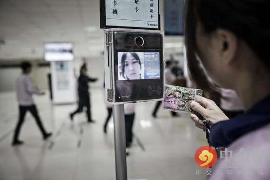 
                    
	
		近日，美國一家風(fēng)險(xiǎn)投資公司發(fā)表報(bào)告說，中國人工智能領(lǐng)域初創(chuàng)企業(yè)去年獲全球近半數(shù)投資，首次超過美國。 
	
	
		 
	


	美國CB風(fēng)險(xiǎn)投資公司發(fā)布的《2018年人工智能發(fā)展趨勢(shì)》報(bào)告顯示，2017年，中國人工智能初創(chuàng)企業(yè)股權(quán)融資額占全球總量的48％，高出美國10個(gè)百分點(diǎn)