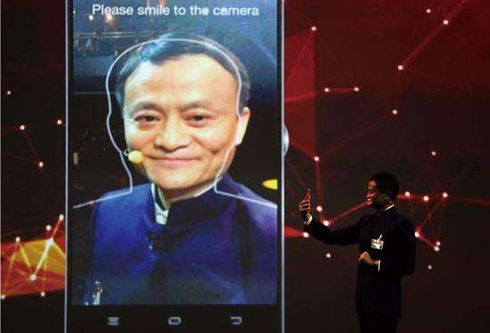 
                    
	如果說2017年是人工智能技術(shù)爆發(fā)的“元年”,那么2018年,圖像、視頻和語音等交互技術(shù)的進展會讓機器更加懂你。更多的生物特征識別技術(shù)將取代密碼