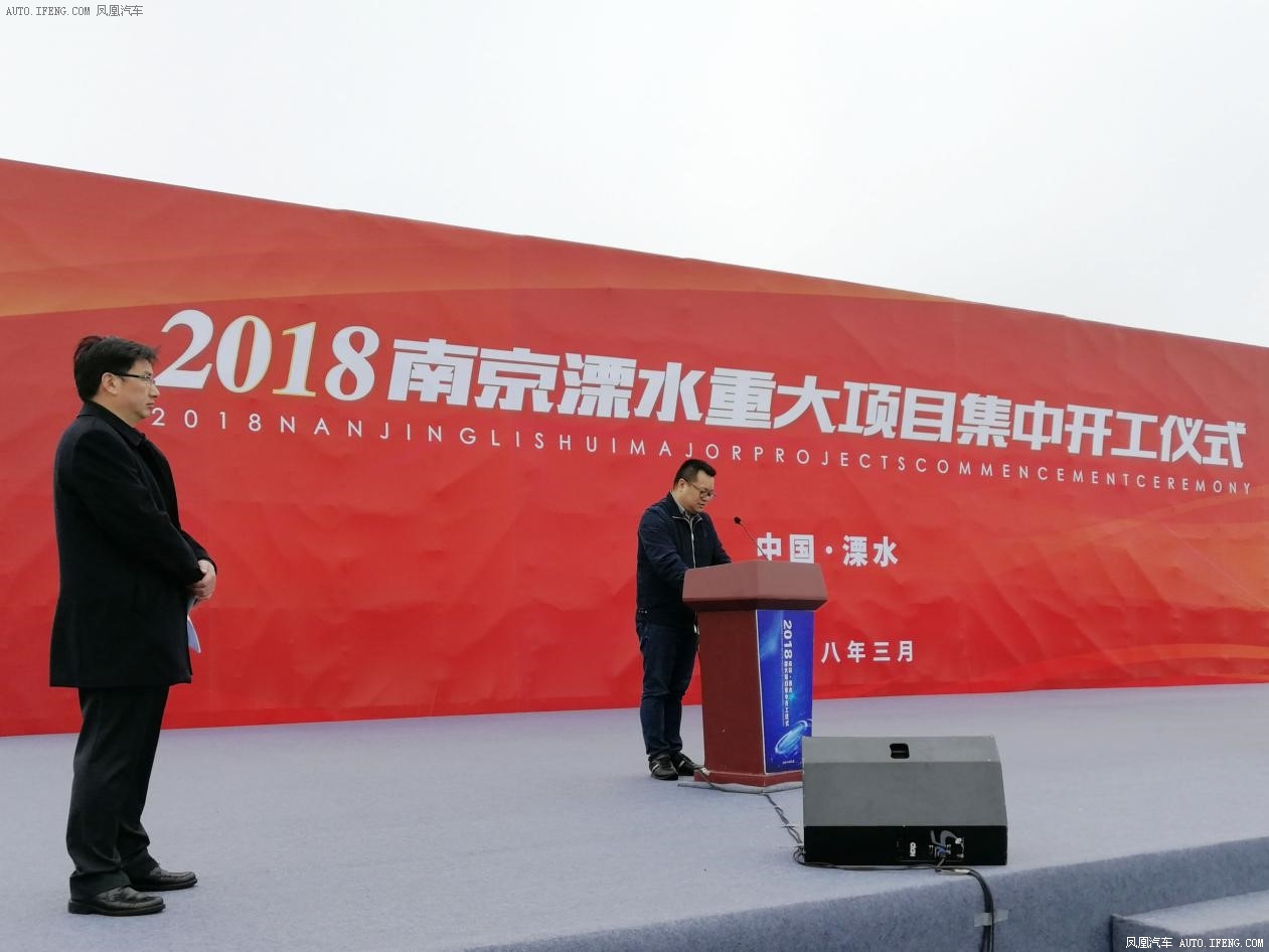 
	中國(guó)儲(chǔ)能網(wǎng)訊：新春伊始，溧水區(qū)重大產(chǎn)業(yè)項(xiàng)目建設(shè)呈一片火熱景象：23個(gè)重大項(xiàng)目于3月3日在溧水空港小鎮(zhèn)天臣新能源系統(tǒng)總成項(xiàng)目基地集中開(kāi)工。南京市市委書(shū)記張敬華、市長(zhǎng)藍(lán)紹敏、溧水區(qū)區(qū)委書(shū)記謝元、區(qū)長(zhǎng)薛鳳冠等市、區(qū)、開(kāi)發(fā)區(qū)近230余名領(lǐng)導(dǎo)列席，天臣新能源董事長(zhǎng)盛司光及其他22個(gè)項(xiàng)目主要負(fù)責(zé)人一同出席參與開(kāi)工儀式