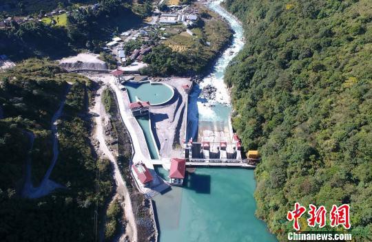 記者26日獲悉，中資企業(yè)尼泊爾上馬相迪項(xiàng)目公司近日獲尼泊爾國(guó)家電力局表彰。
尼泊爾國(guó)家電力局在表彰函中表示，尼泊爾上馬相迪項(xiàng)目公司所屬的上馬相迪A水電站為整個(gè)國(guó)家的電力系統(tǒng)做出巨大貢獻(xiàn)