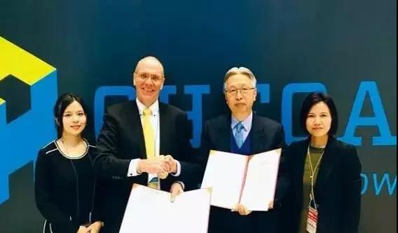 為推動(dòng)臺(tái)灣與加拿大兩國(guó)間的氫能與燃料電池技術(shù)與產(chǎn)業(yè)交流，臺(tái)灣燃料電池伙伴聯(lián)盟與加拿大氫能與燃料電池協(xié)會(huì)日前在東京舉辦的再生能源周(FCexpo)會(huì)場(chǎng)簽訂合作備忘錄，透過(guò)雙方業(yè)界聯(lián)盟的合作，帶動(dòng)臺(tái)、加產(chǎn)業(yè)的合作發(fā)展，共創(chuàng)雙贏。

	
▲臺(tái)灣燃料電池伙伴聯(lián)盟召集人左峻德(右二)、加拿大氫能與燃料電池協(xié)會(huì)會(huì)長(zhǎng)Andreas Truckenbrodt(左二)代表雙方簽訂合作備忘錄;聯(lián)盟執(zhí)行長(zhǎng)林若蓁(左一)、加拿大辦事處商務(wù)經(jīng)理陳幼欣(右一)