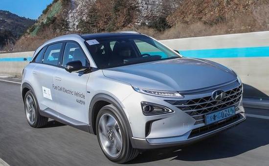 
	中國(guó)儲(chǔ)能網(wǎng)訊：據(jù)汽車新聞網(wǎng)報(bào)道，現(xiàn)代汽車認(rèn)為，德國(guó)是其Nexo燃料電池SUV在歐洲的關(guān)鍵市場(chǎng)。


	現(xiàn)代汽車燃料電池開發(fā)部門的負(fù)責(zé)人Sae Hoon Kim舉行了一場(chǎng)推介Nexo的新聞發(fā)布會(huì)，在會(huì)上他表示，德國(guó)的目標(biāo)是到2025年建立起400個(gè)加氫站，所以德國(guó)是Nexo最具前景的市場(chǎng)之一
