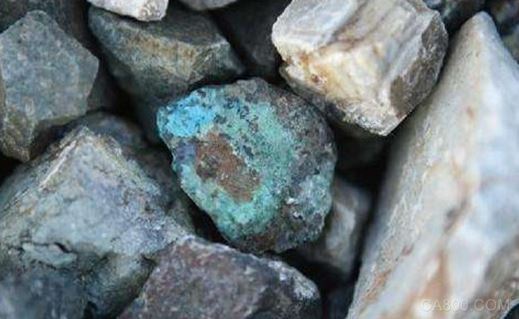 
                    
	近日，鈷報價持續(xù)上揚，推動節(jié)后鈷產(chǎn)品報價大幅上漲，正極材料廠商陸續(xù)恢復生產(chǎn)，雙方仍在相互試探，實際成交較為零星，預計大批量成交將出現(xiàn)在3月中旬。


	 


	鋰方面，鋰鹽供應商積極推漲，一線供應商報價持穩(wěn)，正極材料廠商生產(chǎn)逐步恢復，預計將會有大批量成交