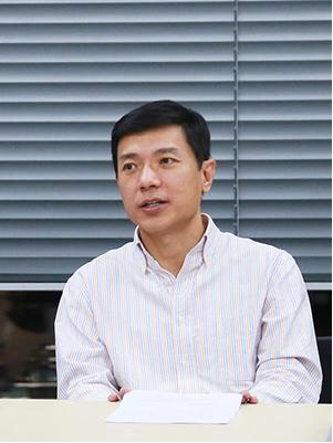 
                    
	第十三屆全國人民代表大會第一次會議和政協(xié)第十三屆全國委員會第一次會議分別于3月5日和3月3日在北京召開，由于每年的兩場會議會期基本重合，故簡稱為“兩會”。


	今年“兩會”有2158名政協(xié)委員和2980名人大代表參加，其中一半以上的參會人員是新面孔